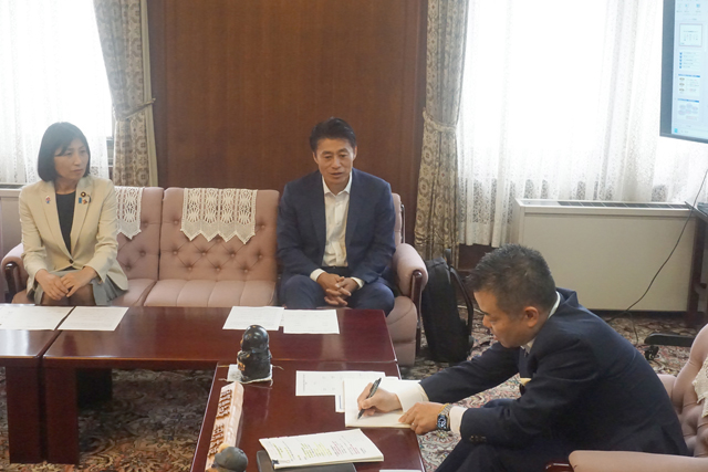 子どもの貧困対策推進議連 三日月知事と懇談
