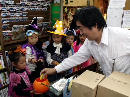 大津市の商店街に 愛らしい魔女出現!?