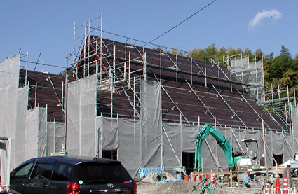 建設中のおごと温泉観光公園 古民家風の外観、現わす