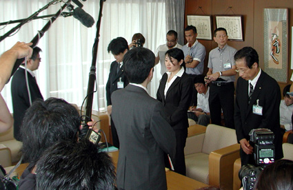 中2自殺 越市長が遺族に直接謝罪