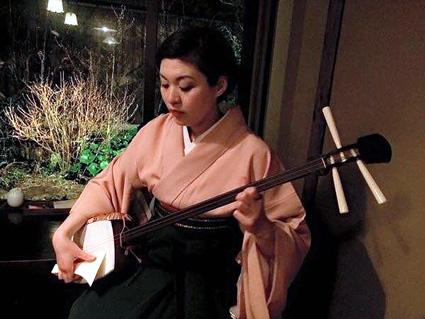 芸能の神様・関蝉丸神社下社　多彩なアーチストが集結