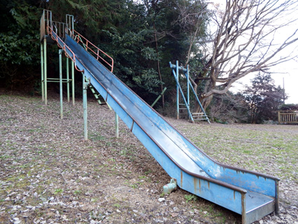 大津市「不適合」遊具156基、財源不足で8年放置