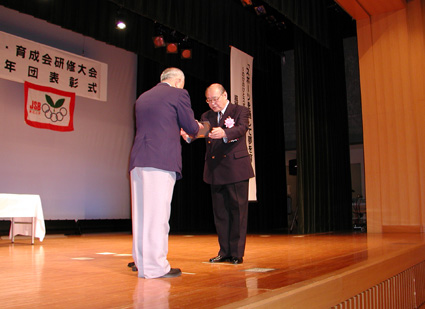 東近江市スポーツ少年団指導者研修会 矢島前本部長に感謝状贈る