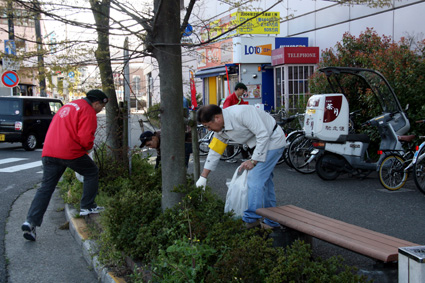 ボランティア活動で地域貢献 駅前防犯活動に助っ人