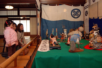 勇壮な姿たくましく 五個荘で『武者人形めぐり』