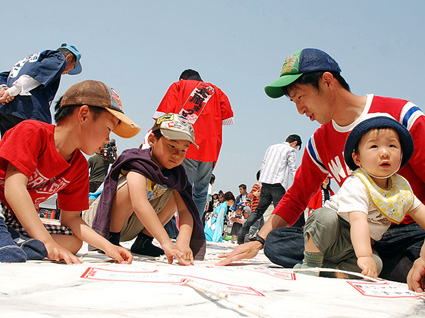 100畳敷八日市大凧「共生」に最後の願い札