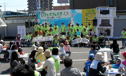 ステージ発表や模擬店 楽しくにぎやかに