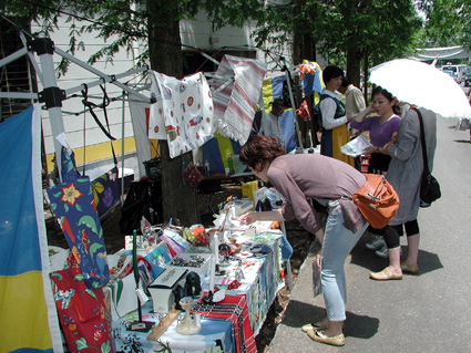 湖東ヘムスロイド・アートギャラリー お目当ての品を求めて五千人