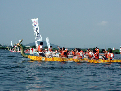 内湖舞台に熱き戦い ドラゴンカヌー「親善大会」