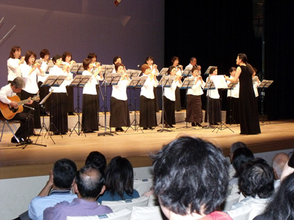 よし笛の音色に思いを込めて 約３００人で「大演奏会」