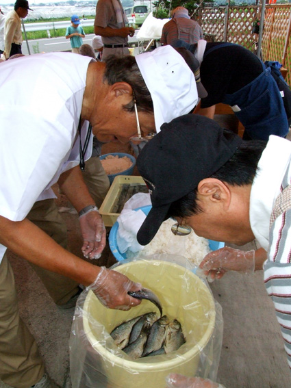 近江の伝統食「ふなずし」漬け込み体験の参加者募る