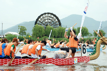 飛び散る水しぶき 迫力のレース展開