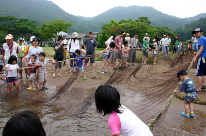 地引き網など体験通じ親子で琵琶湖を体感