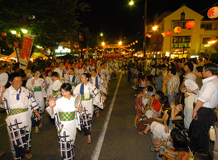 連日の猛暑を吹っ飛ばす 駅前で江州音頭総踊り