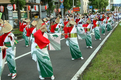 盆踊りや花火などにぎやかに 市民が熱い夏の祭典