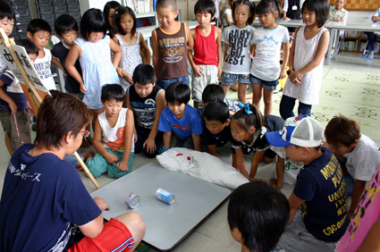 いろいろ転がし、どれが早い？科学のおもしろさ実感