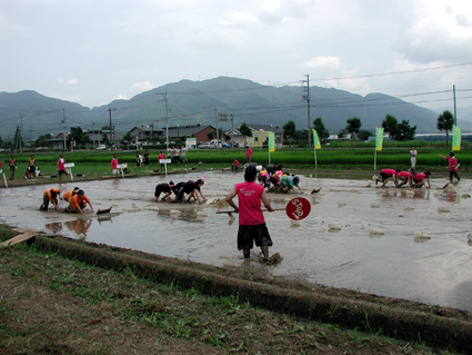 第6回泥カップあいとうレガッ田 真夏の太陽　どろんこバンザイ！