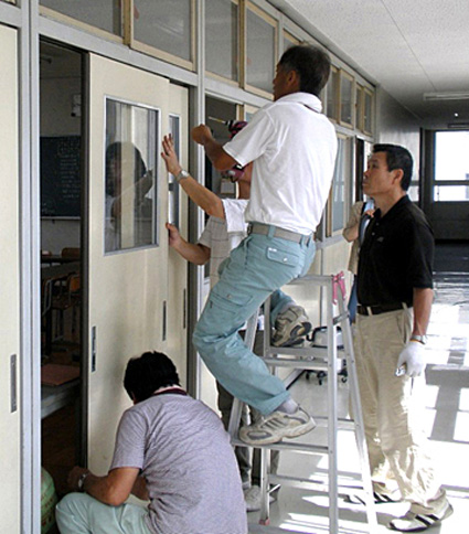 職人技を発揮 修繕奉仕の汗