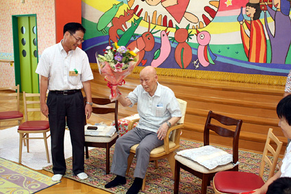 男性最高齢105歳 福井さんを慶祝訪問