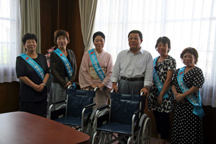 てんびんまつり参加の収益で車いす７台を病院に寄贈