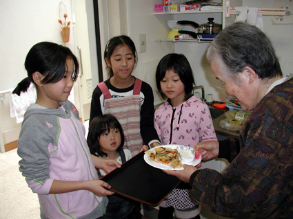 永源寺福祉の会が教室開く 親子でおやつ作り