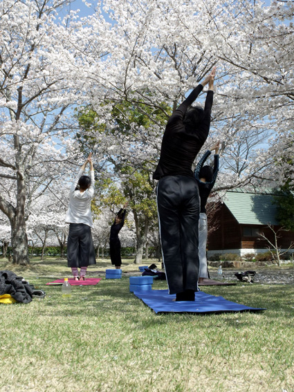 開放感あふれる妹背の里で「アウトドアヨガ」