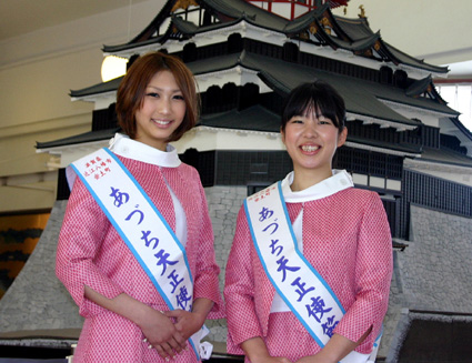 溝井さんと西村さん 観光大使「あづち天正使節」