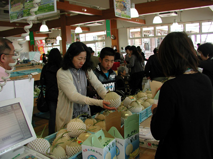 マーガレットステーションで大好評 初夏の味覚「あいとうメロン」