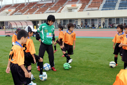 日野ライオンズクラブ交流戦 憧れの芝で思いっきりプレー！