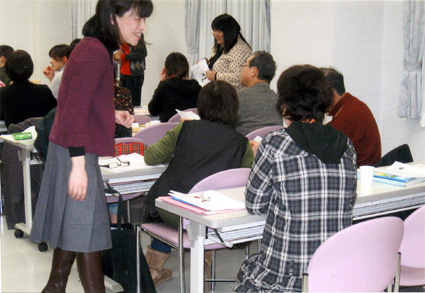 人気の韓国語講座 会話レッスン励む