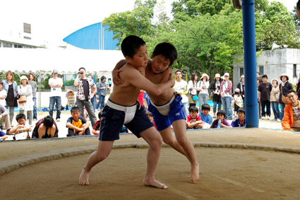本物の土俵でハッケヨイ 小学生力士たちが熱戦