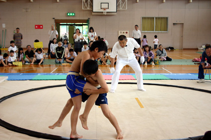 ちびっ子力士も真っ向勝負