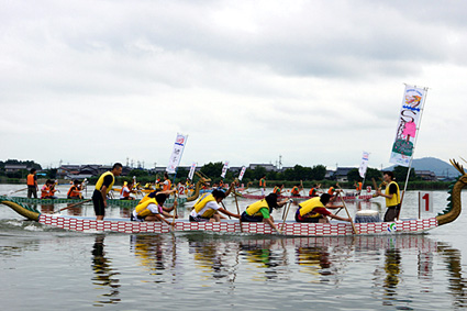 琵琶湖に抱かれ疾走する74チーム