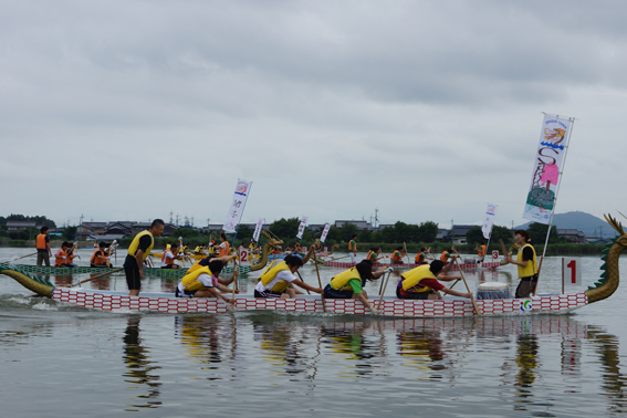 琵琶湖に抱かれ疾走する74チーム