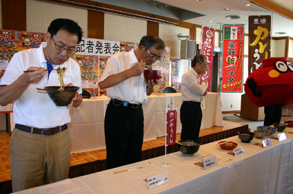 県内外から12団体参加「全国ご当地うどんサミット」