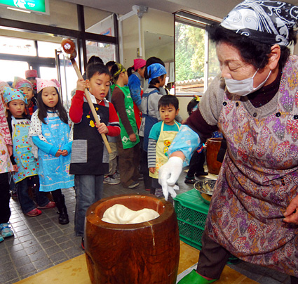 師走の風情にふれる 本物の餅つきに挑戦