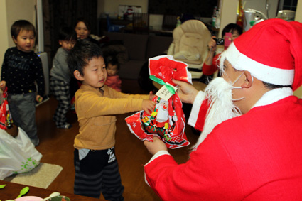 サンタがほんとにやって来た 子どもたちへプレゼント