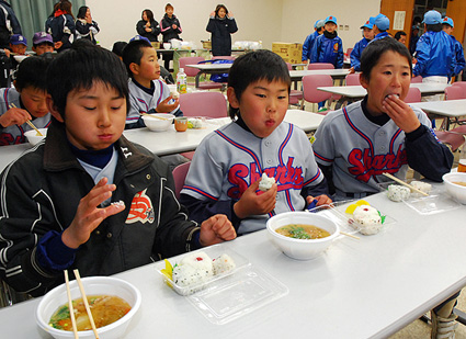 球児全員におにぎりを提供