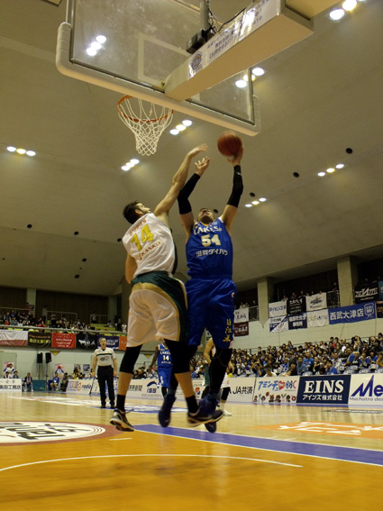 ハッスルプレーで会場はレイクスブルーに