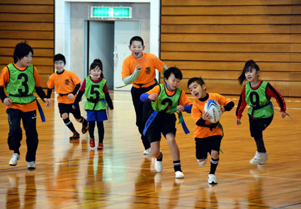 パスをつないでトライ！三世代交流タグラグビー