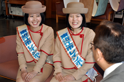 レインボー大使決まる　伊藤さんと小辰さん