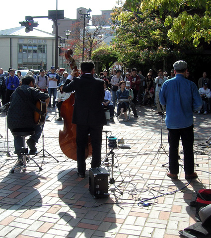 街に音楽と人があふれる