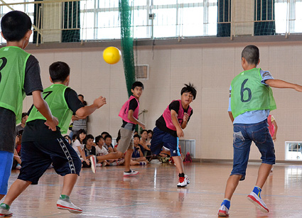 必佐地区の小学生 ドッヂボールで交流