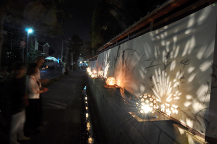 １,７００の行燈が灯る