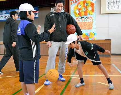 日野小で「レイクスキャラバン」