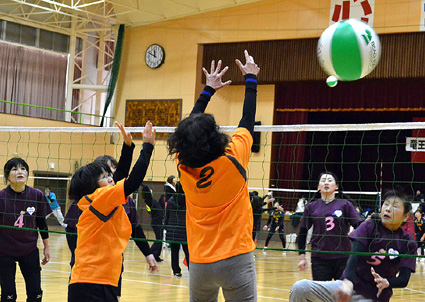 ビーチボールで交流　県内外から89チーム