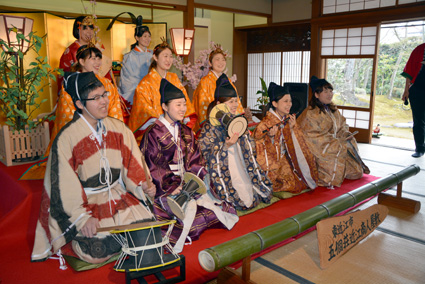 華麗な衣装でにっこり