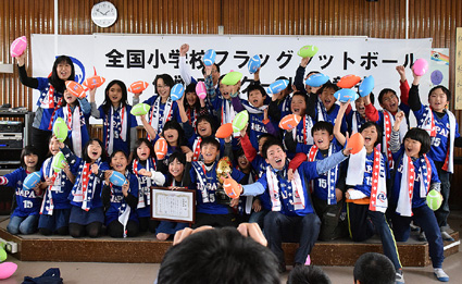 フラッグフットボール「作戦コンクール」竜王小4年3組が全国優勝