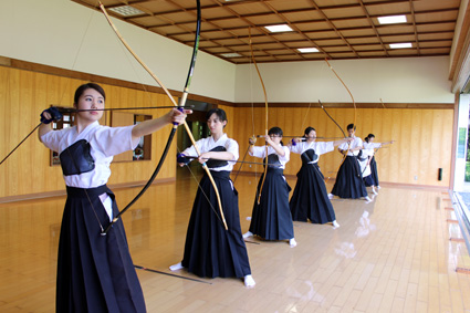 あなたも心身鍛練に 弓道教室生募集