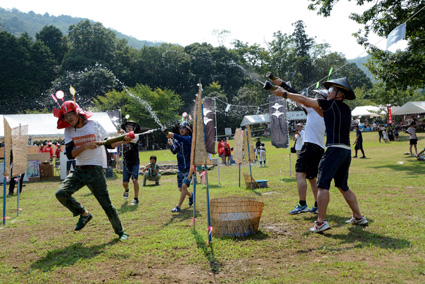 世は戦国！「雪野山夏の陣」水鉄砲合戦へ、いざ出陣